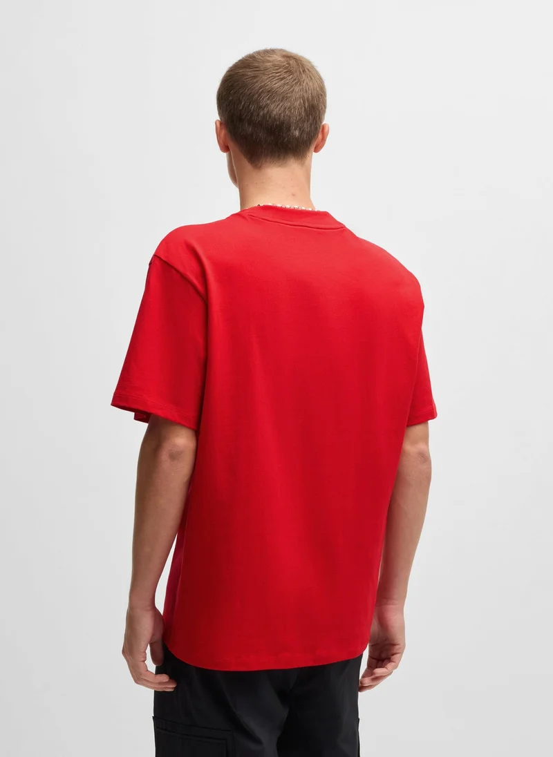 هوجو تيشيرت قطن بقصة مريحة وطبعة شعار